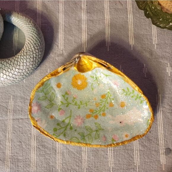 DECOUPAGE BUNNIES ON A CLAM SHELL - Picture 3 of 8